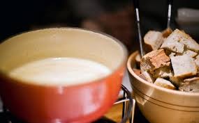 Come si fa la fonduta di formaggio. Come Degustarla Come Fare La Fonduta Di Formaggio In 4 Mosse E Il Trucco Del Latte Freddo Cook