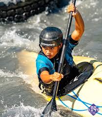 輕艇（ canoeing ）是在加拿大式艇（ canoe ）划槳前進的水上運動。 輕艇活動較窄的定義是以輕艇為主要活動的運動，輕艇活動較寛的定義則包括和其他活動結合的活動（例如輕艇露營），或是其他活動中只以輕艇來作為. å…¨åœ‹è¼•è‰‡è³½å‹‡å¥ª24é‡'9éŠ€11éŠ…å®œè˜­çš„å­©å­æœ‰å¤ è®š æ–°é ­æ¢ Thehubnews
