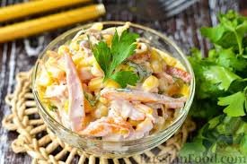 салат с копченой курицей и жареными грибами и огурцом Recept Salat S Yaichnymi Blinchikami Kopchyonoj Kuricej I Kukuruzoj Na Russianfood Com