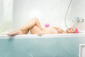 Die bedürfnisse des weiblichen körpers wie auch die. Schone Junge Schwangere Frau In Der Badewanne Liegend Lizenzfreie Fotos Bilder Und Stock Fotografie Image 46388142