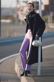 メタリックバッグ5選】おしゃれな人から取り入れてるシルバーバッグで最旬コーデ｜＠BAILA