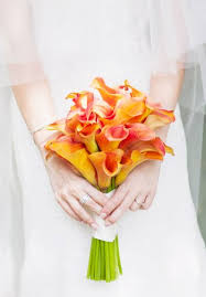 So könnt ihr die calla im brautstrauß auch nur dezent als highlight einsetzen und ansonsten eine eher schlichte blume wählen. Brautstrauss Mit Callas Tolle Ideen Fur Eine Herrschaftliche Blume