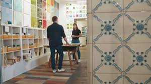 Jugendstilfliesen mit solitärmotiven können für sich stehen und ermöglichen einen flexiblen umgang. Anne On Tour Besuch Bei Golem Kunst Und Baukeramik Youtube