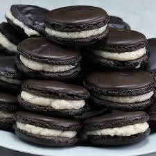 Black And White Vanilla Sandwich Cookies Here S What You Need Egg White Sugar Powdered Sugar Superfine Almond Flour Chocolate Cookie Dark Macaron Recipe Cookies N Cream Cookies Cookies And Cream