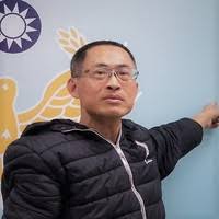 林佳龍原籍雲林縣 麥寮鄉新吉村，父親是位裁縫師，離鄉背井到台北 艋舺工作，母親是彰化 鹿港人。林佳龍於臺北市 建國中學畢業後，參加大學聯考錄取國立臺灣大學 政治系，隨後完成同系研究所 碩士學位。 å¸«è³‡ä»‹ç´¹ ä¸­å¤®è­¦å¯Ÿå¤§å­¸ åœ‹å¢ƒè­¦å¯Ÿå­¸ç³»