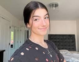 Charli d'amelio (@charlidamelio, charli damelio) on tiktok | 5.9b likes. Tiktok S Charli D Amelio Reveals She Has An Eating Disorder