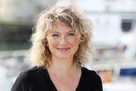 Alors que la saison 2 de candice renoir vient de reprendre, nous avons eu le privilege de rencontrer cecile bois pour une interview exclusive. Cecile Bois Ce Complexe Mal Accepte Avant Son Role De Candice Renoir Candice Renoir Cecile Bois Cecile