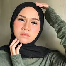 Rasanya lagi mudah sebut pukul berapa. Contoh lepas maghrib 7:45pm terus  keluar, ataupun lepas maghrib pukul 8pm dah ada depan rumah. Kadang2  pemahaman orang lain2.