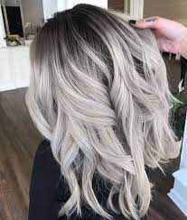 eisblondes graues gewelltes balayage mittelgrosses haar balayage blond grau haar eis best hair st grey hair color ice blonde balayage hair blonde