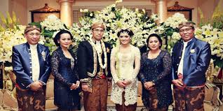 Orang tua mempelai wanita akan memberinya makan untuk terakhir kalinya, karena mulai besok ia akan menjadi tanggung jawab sang suami. Pakaian Orang Tua Pengantin Adat Jawa 7 Mitos Larangan Pernikahan Berdasarkan Adat Jawa Pasalnya Di Jawa Barat Masyarakatnya Banyak Yang Berasal Dari Suku Sunda Camden Fernandez