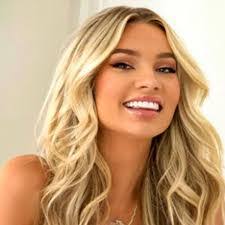 Alexa Collins's Instagram, Twitter & Facebook