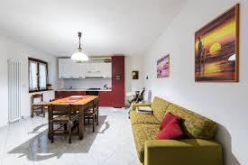 Units updated with wood and vinyl floorings. The Red Rose Apartment La Casa Delle Rose Affitti
