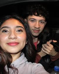 👩🏽‍❤️‍👨🏻🐶