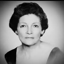 14 de agosto, un año más desde que mi abuela Caridad dejó este plano de la  existencia. Un año más recordándola cada día.