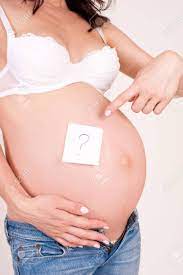 임신 한 여자는 아기의 섹스의 상징에 손가락을 가리 킵니다. 로열티 무료 사진, 그림, 이미지 그리고 스톡포토그래피. Image  16138474