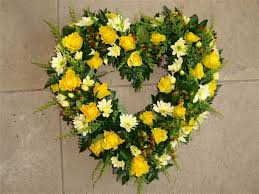 Open Loose Funeral Wreath Yellow Google Search Blumen Zur Beerdigung Kranz Ideen Gelbe Rosen