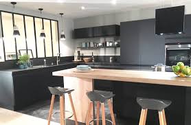 Cuisine carrelée avec étagères murales en bois et buffet avec touches noir mat. Tendance Deco La Cuisine Verriere Blog Clem Around The Corner Cuisine Verriere Tendances Deco Cuisine Cuisine Design Moderne