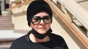 ودائماً ما تحرص ابنتا الفنانة القديرة دلال عبد العزيز على مشاركة صور والديهما والدعاء لوالدهما بـ الرحمة ولوالدتهما بـ الشفاء العاجل والمعافاة من المرض، وذلك عبر حساباتهم المختلفة على مواقع التواصل الاجتماعي، في محاولة منهم للحد من الشائعات. Ø±ØºÙ… Ø­Ø¶ÙˆØ±Ù‡Ø§ Ø¬Ù†Ø§Ø²Ø§Øª ÙƒÙ„ Ø§Ù„Ø±Ø§Ø­Ù„ÙŠÙ† Ø¯Ù„Ø§Ù„ Ø¹Ø¨Ø¯ Ø§Ù„Ø¹Ø²ÙŠØ² ØªØºÙŠØ¨ Ø¹Ù† ÙˆØ¯Ø§Ø¹ Ø²ÙˆØ¬Ù‡Ø§ ÙÙ† ÙˆØ«Ù‚Ø§ÙØ© Ø§Ù„ÙˆØ·Ù†