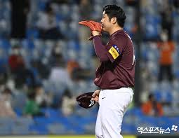 그럼에도 과거부터 지금까지 리즈를 싫어하는 독자들이 리즈 험담하는 구실로 쓰기 위해 '작가최애라서','편애캐라서'라고 공격하는 경우가. í•œí˜„í¬ í—ˆíƒˆí¬í†  í•œê²½ë‹·ì»´
