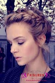 Madchen Dirndl Frisuren Dirndl Frisuren 2018 Frisuren2019 Com Dirndlfri Das Fest Short Wedding Hair Braids For Short Hair Short Hair Updo