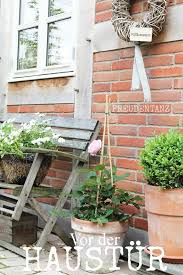 Ich Liebe Es Vor Der Haustur Zu Dekorieren Fur Mich War Das Irgendwie Schon Immer Wichtig Und Ich Gucke Auch Zu Freudentanz Bepflanzung Pflanzen