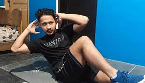 Mengenakan kaus ketat dan celana panjang, ghea youbi tampak nanggung saat ingin. Gelandang Persib Gian Zola Intens Latihan Mandiri Fokus Jabar