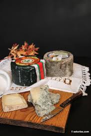 Doch der käse schmeckte vor jahrzehnten noch anders, verrät er mir: Beste Asturische Kasesorten Cabrales Und Gamoneu Online Kaufen Asturias Com