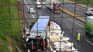 Si schiantano contro un tir dopo un inseguimento, tre morti. Incidente Autostrada A1 Roma Napoli 28 Aprile 2018