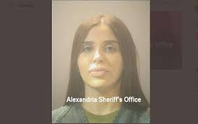 Difunden fotografía de esposa del chapo detenida en eu