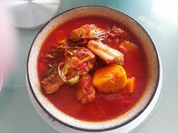 Makan dengan nasi panas, ulam, belacan dan telur masin. Asam Pedas Ayam Johor Bazaar Rakyat
