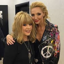 В 1983 году кристина орбакайте спела дуэтом с матерью песню «а знаешь, все еще будет», затем — еще несколько песен игоря николаева. Alla Pugacheva Opublikovala Retro Foto S Kristinoj Orbakajte I Trogatelno Pozdravila Ee S Dnem Rozhdeniya Vokrug Tv