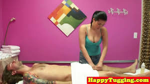 アジア人マッサージ師がマッサージクライアントを手コキ