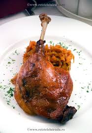 Nfurai picioarele (eventual i vrfurile aripilor) cu folie de aluminiu, ca s nu se ard; Pulpe De Rata La Cuptor Cu Mirodenii Si Portocale Radu Popovici