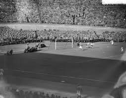 De duitse voetbalbond (dfb) is het overkoepelende sportortgaan en telt 6,6 miljoen leden verdeeld over ongeveer 26.000 clubs. Datei Voetbal Nederland Tegen Duitsland In Olympisch Stadion Amsterdam Eerste Duitse Bestanddeelnr 908 4684 Jpg Wikipedia