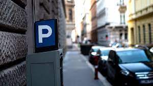 A parkoló díj fizetése a parkoló bejáratával szemben kihelyezett fizető automatánál (parkolóház földszint). Egyelore Marad Dijkoteles A Parkolas Budapesten 24 Hu