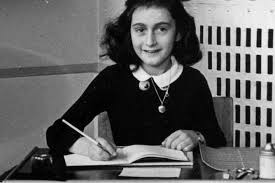 Con el título de el diario de ana frank se conoce la edición de los diarios personales escritos por ana frank entre el 12 de junio de 1942 y el 1 de agosto de 1944 en un total de tres cuadernos conservados en la actualidad, 1 donde relata su historia como adolescente y los dos años en que permaneció oculta de los nazis, con su familia alemana de origen judío, en ámsterdam durante la. Visita Privada A Pie De Ana Frank De 1 Hora 30 Minutos En Amsterdam 2021 Viator