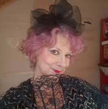 Keanu Reeves nigdy wcześniej nie miał do czynienia z deską surfingową przed  podpisaniem kontraktu na *Na fali* (1991), a jednak w ciągu kilku tygodni  pływał po potężnych falach Kauai jak profesjonalista. Pod