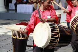 Alat musik ini dimainkan dengan cara yang sama dengan alat musik knobe khabetas, hanya saja, knobe oh mempunyai bentuk yang berbeda. 25 Alat Musik Ntt Gambar Dan Penjelasannya Lengkap