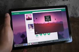 Samsung Galaxy Tab S2 الجهاز اللوحي الأرق في العالم من غير المريح أن تمسك الجهاز اللوحي بيد واحدة كاميرا Galaxy Tab S4 مقابل Galaxy Tab S3
