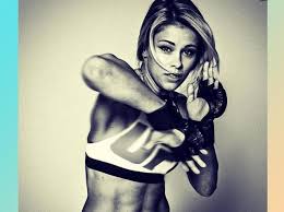 世界一の美女ファイター」14歳で集団レイプされた壮絶な過去明かす - FRONTROW