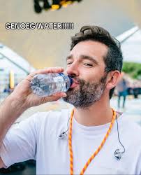 Waarom een labubu kopen als je gewoon Aaron aan je tas kan hangen? @A...