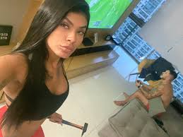 Mc mirella), depois da quarentena, eu sento rebolando e muito mais músicas! Pocah Mostra Namorado Grudado No Video Game Vontade De Quebrar Com Um Martelo Quem Quem News
