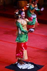 Injak Beling Budaya Beautiful Tarian