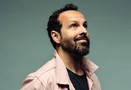 Ao sétimo álbum, MOMO. quis fazer um disco para a filha dançar, e nasceu  Gira