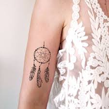 1001 Ideen Und Bilder Zum Thema Traumfanger Tattoo Traumfanger Tattoo Tattoo Motive Frau Traumfanger Tattoo Design