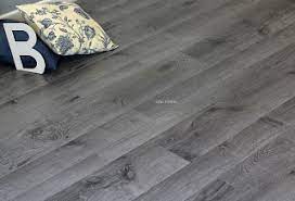 De koyu renklerin açık tonlar ile uyumlu bir kontrast oluşturmasını sağlayacaktır. Tasarim Otantik Rustik Laminat Parke Modelleri Vintage Gri Mese 3in1 Tasarim Laminat Parke Laminat Parke Parke Ahsap Doseme