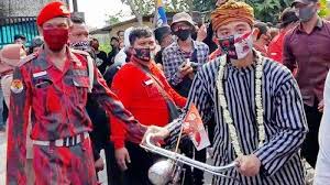 .sendiri di tempat pemungutan suara (tps) 22 pad pilkada solo 2020, tempatnya mencoblos di rt 04 rw 13, kelurahan manahan, banjarsari, solo. Bila Kerumunan Massa Pilkada Solo 2020 Diusut Tak Bisa Batalkan Pencalonan Termasuk Gibran Tribun Solo