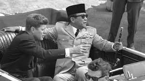Presiden sukarno memerintahkan kolonel cpm maulwi saelan agar menelepon pangdam vi/siliwangi, mayjen ibrahim adjie, dan pangkostrad, mayjen suharto, memberitahukan bahwa presiden telah tiba di istana bogor dengan selamat. Upaya Pembunuhan Bung Karno Saat Hari Raya Kurban News Liputan6 Com