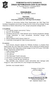 Bisa kepada pimpinan perusahaan, kepala dinas tempat anda melamar, maupun hrd sebuah perusahaan, biasanya itu tertera di iklan. Pemerintah Kota Surabaya