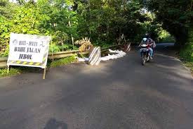 Sementara jalan retak sepanjang 10 meter juga telah diaspal ulang. Bangli Larang Bahu Jalan Ditanami Rumput Gajah Ini Jadi Penyebabnya Balipost Com